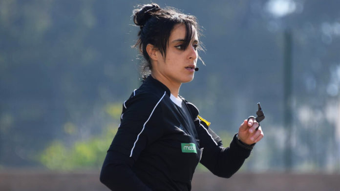Lamia Athmane première arbitre femme en finale de la super coupe d'Algérie Lamia Athmane première arbitre femme en finale de la super coupe d'Algérie