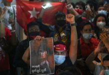 Birmanie: la contestation s’intensifie, l’armée poursuit les arrestations Birmanie: la contestation s'intensifie, l'armée poursuit les arrestations