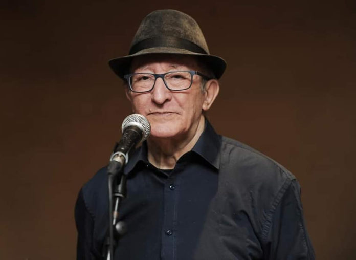 J’ai découvert Idir à Oran durant les vacances estivales A vava inouva battait son plein sur la radio et quelquefois il arrivait qu’on l’entende sur les ondes de France Inter. C’était le temps de la gauche sur les campus, le tiers-mondisme et l’espoir d’un nouveau monde à venir