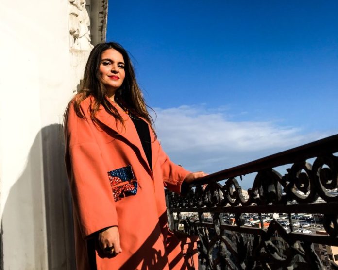 De fil en aiguille, le parcours aux couleurs africaines de Yasmine Gadouche